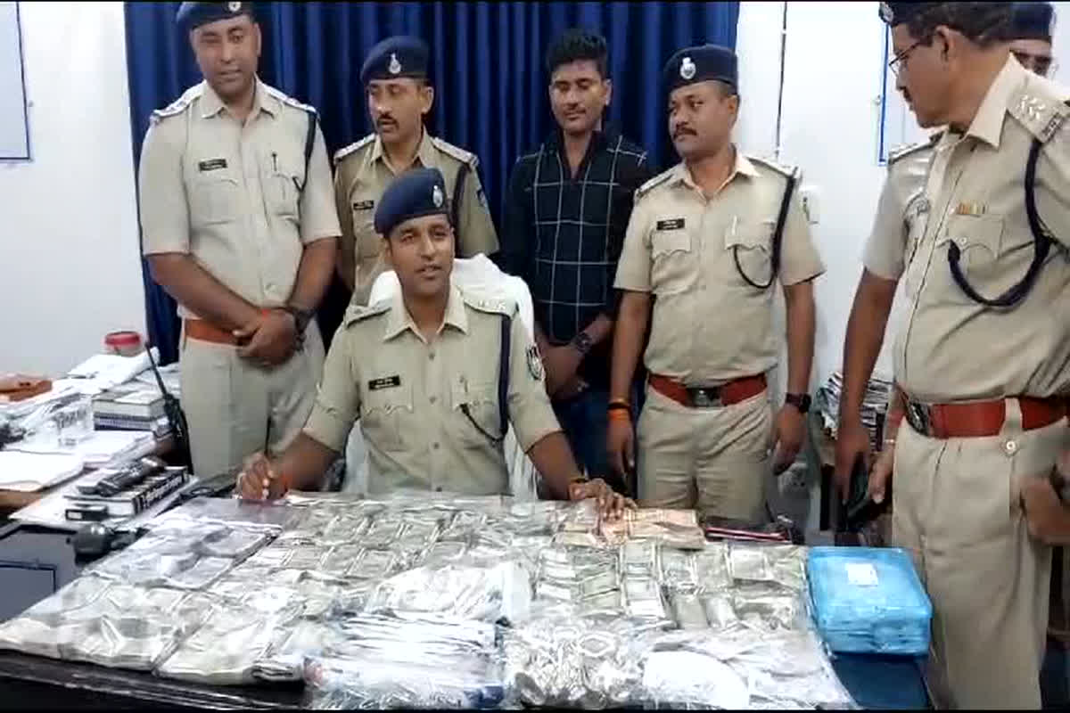 Panna News: जिले में पुलिस की अब तक की सबसे बड़ी कार्रवाई, लाखो के कैश के साथ 30 किलो चांदी किया जब्त, ऐसे हुआ मामले का खुलासा