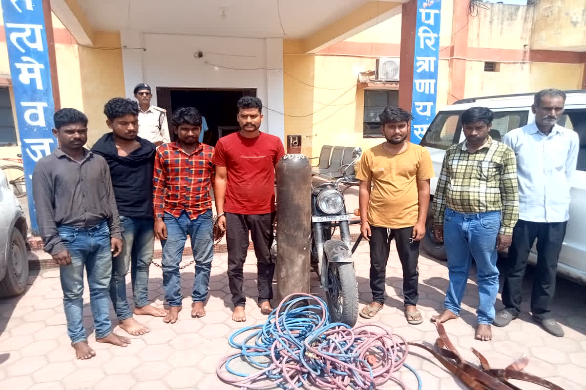 Janjgir News: डकैती की योजना बना रहे 7 आरोपी गिरफ्तार, आरोपियों के पास से 2 कार सहित 1 बुलेट बाइक किया जब्त