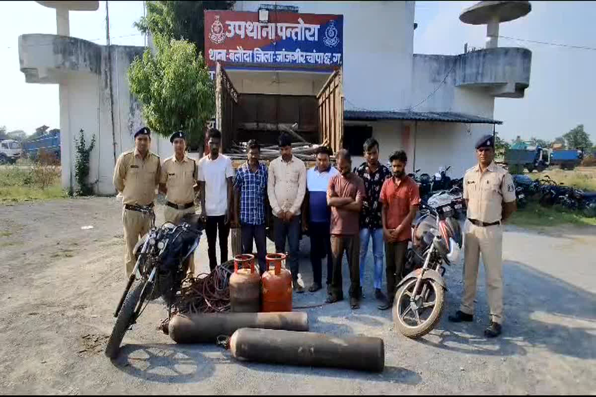 Janjgir News:  डकैती करने वाले 7 आरोपी सहित कबाड़ी गिरफ्तार, पिकअप वाहन सहित 15 लाख का सामान किया जब्त