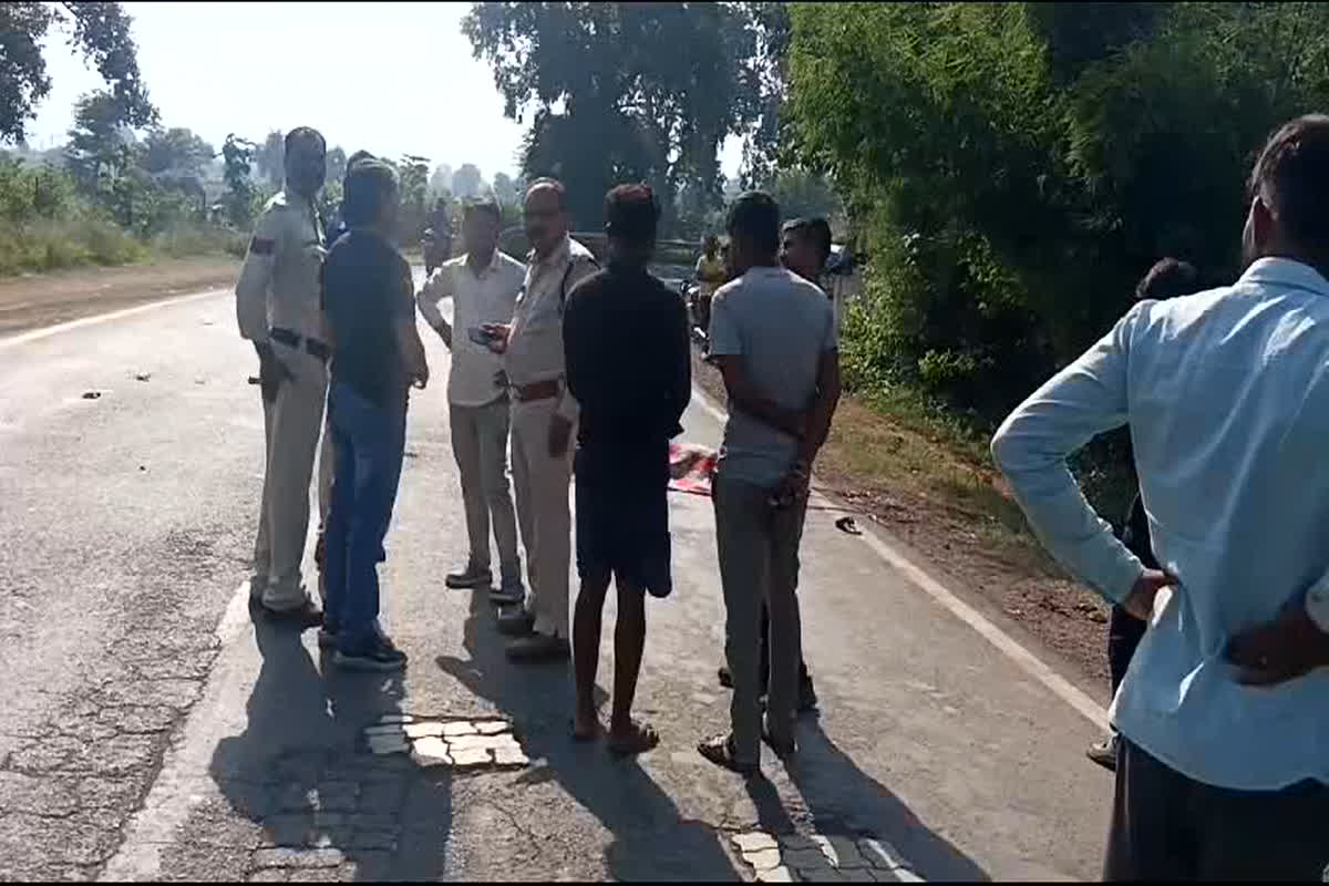 Damoh News: अज्ञात वाहन ने बाइक को मारी टक्कर, हादसे में एक की मौत, दो की हालत गंभीर