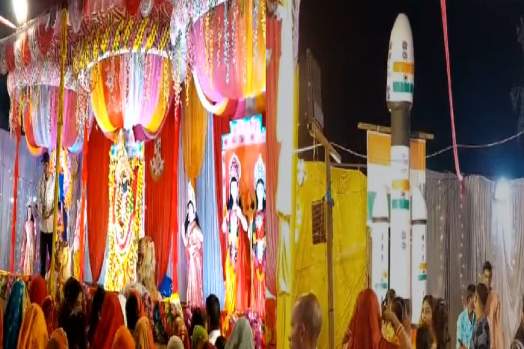 Durga pandal built in Deoria on the lines of Chandrayaan-3 and Rafale