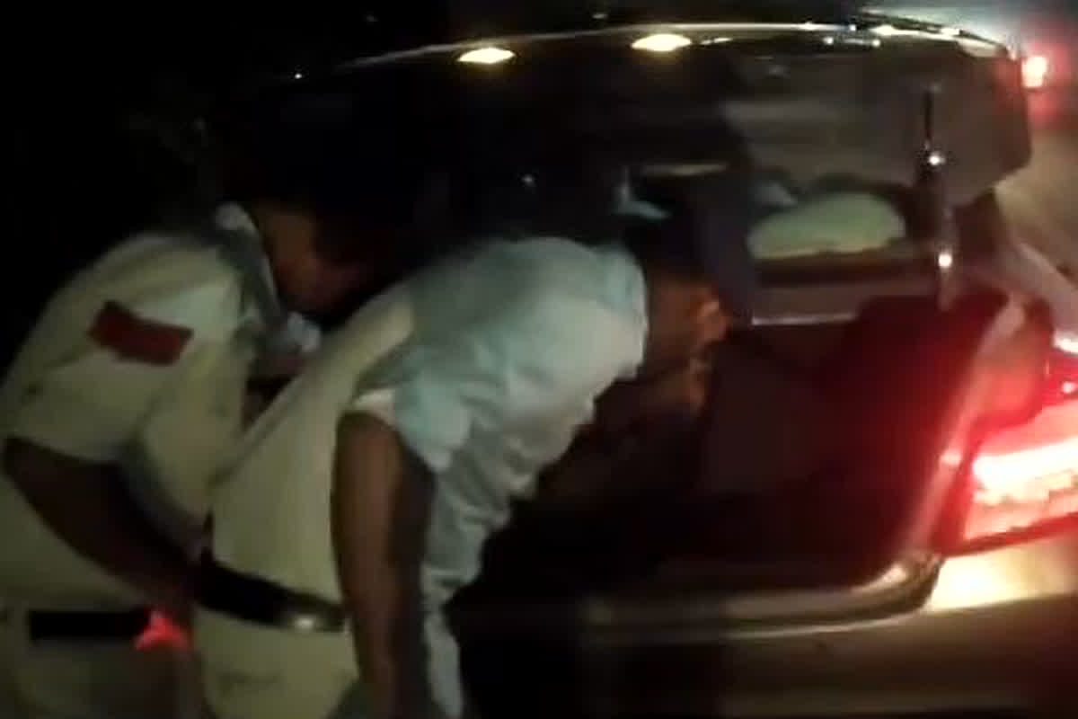 Dhamtari News: आचार संहिता के दौरान पुलिस की बड़ी कार्रवाई, लाखों रुपए के साथ आरोपी गिरफ्तार