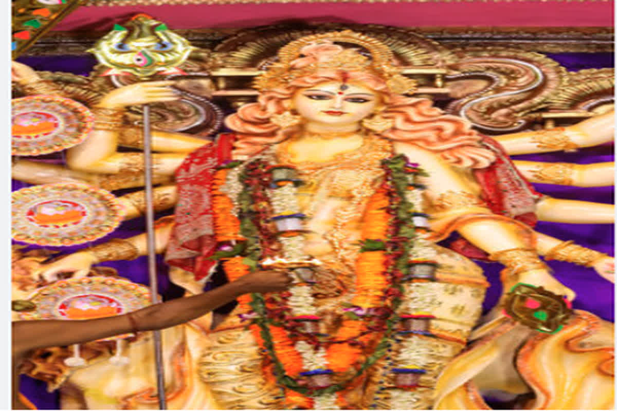 नवरात्रि में माता की भक्ति के साथ गरबा नाइट का भी आयोजन किया जाता है। ऐसे में लोग तरह-तरह को पोषाक पहनकर गरबा करने आते हैं और अपने पोषाकों के द्वारा लोगों को आकर्षित करते हैं।