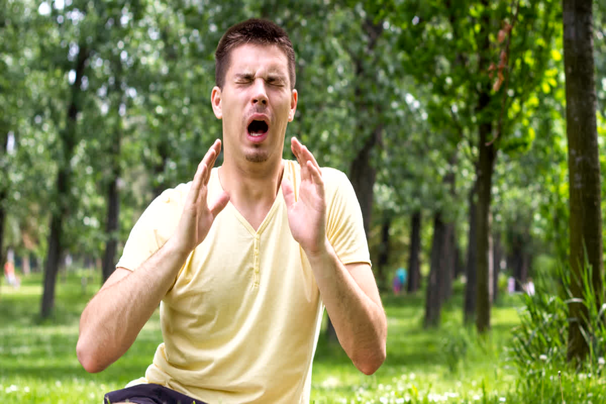 Health tips: भूलकर भी न करें आती हुई छींक को रोकने की गलती, वरना जान पर बन आएगी बात