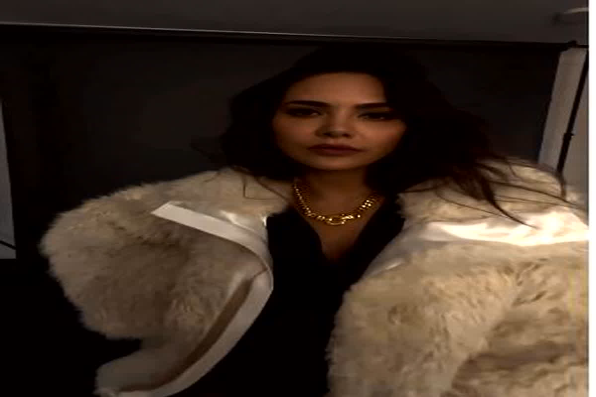 Esha Gupta Sexy Video : Esha Gupta के इस वीडियो ने बढ़ाया इंटरनेट का पारा, देखकर मचल जाएगा आपका दिल