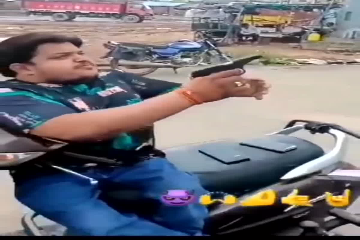 Gwalior News: आचार संहिता की उड़ी धज्जियां, खुलेआम फायरिंग करते पटवारी का वीडियो हुआ वायरल, पुलिस अधिकारी ने कही ये बात