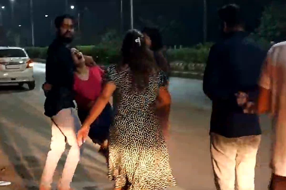 Ladkiyon ki Marpeet Ka Video: तेलीबांधा इलाके में दो युवतियों के बीच हुई जमकर मारपीट, आधी रात दारू के नशे में टल्ली होकर किया कांड