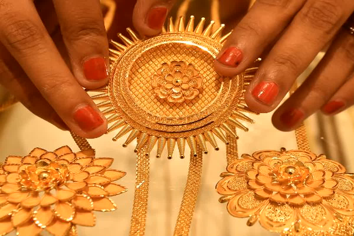 Gold Price in Dhanteras: इस धनतेरस पर सस्ता हुआ सोना, चांदी के भी गिरे भाव, जानें आज का ताजा रेट?