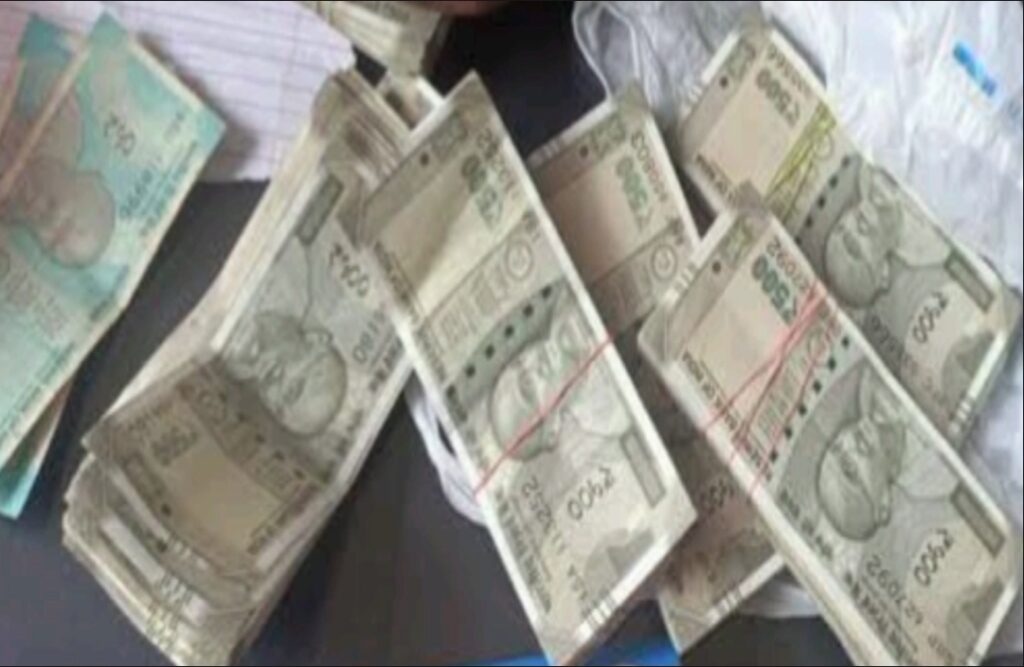 Rs 5 lakh cash found in the trunk of the scooter in Gwalior