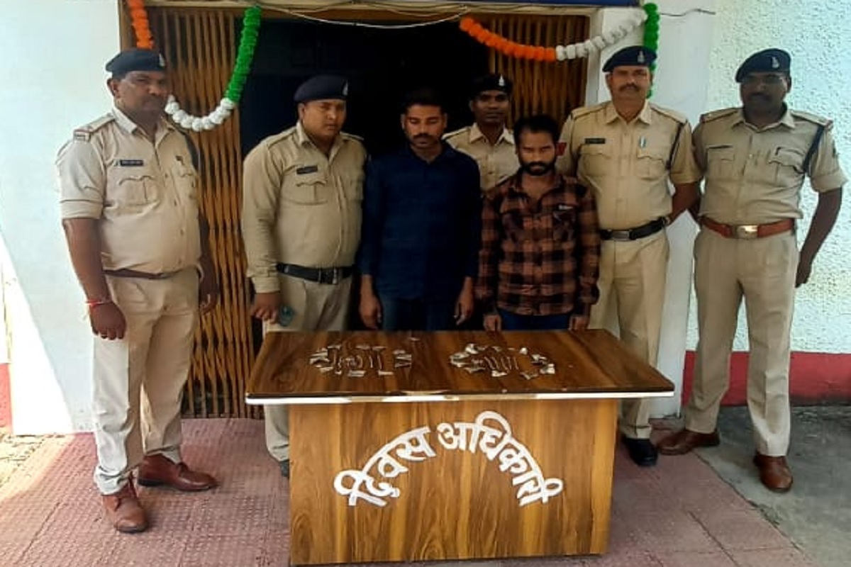 Katghora Crime News: जिस मंदिर में खेलकर बीता बचपन उसे ही बनाया निशाना.. चांदी का कीमती छत्र चोरी करने वाले दो शातिर चोर गिरफ्तार