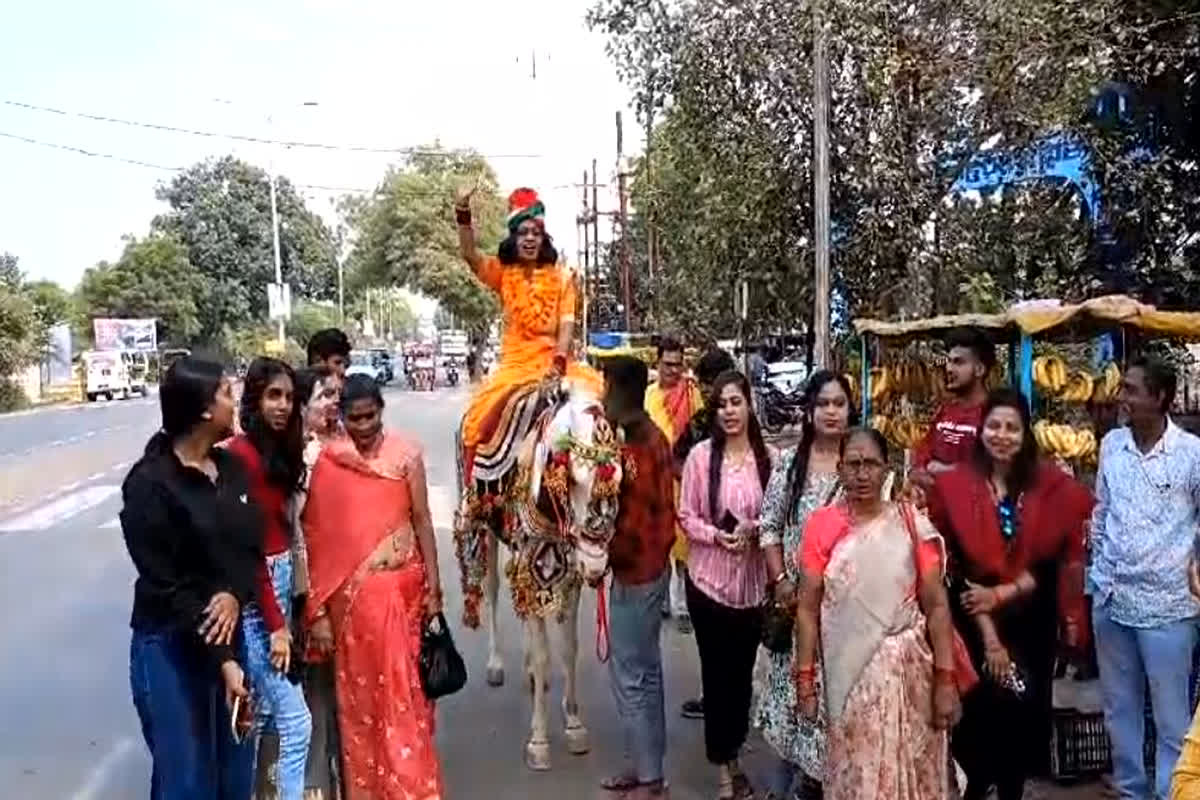 Manjusha Gautam Mudwara Assembly: प्रत्याशियों के अजब-गजब अंदाज… घोड़े में सवार होकर नामांकन दाखिल करने पहुंची प्रत्याशी, देखें वीडियो