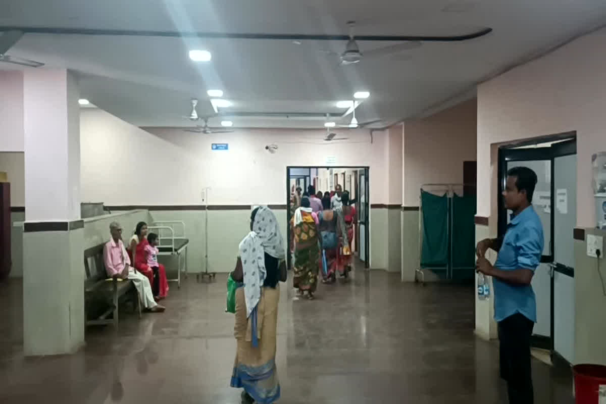 Pakhanjur News: अस्पताल के वार्डो में फैली गंदगी, बदबू और मच्छर से मरीज परेशान