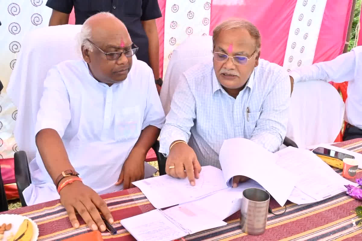 Chintamani Maharaj Assembly Elections: आज बीजेपी में शामिल होंगे चिंतामणि महाराज, डिप्टी सीएम सिंहदेव के खिलाफ लड़ सकते हैं चुनाव..!