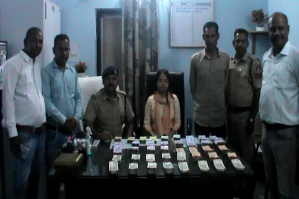 Accused arrested with rupees