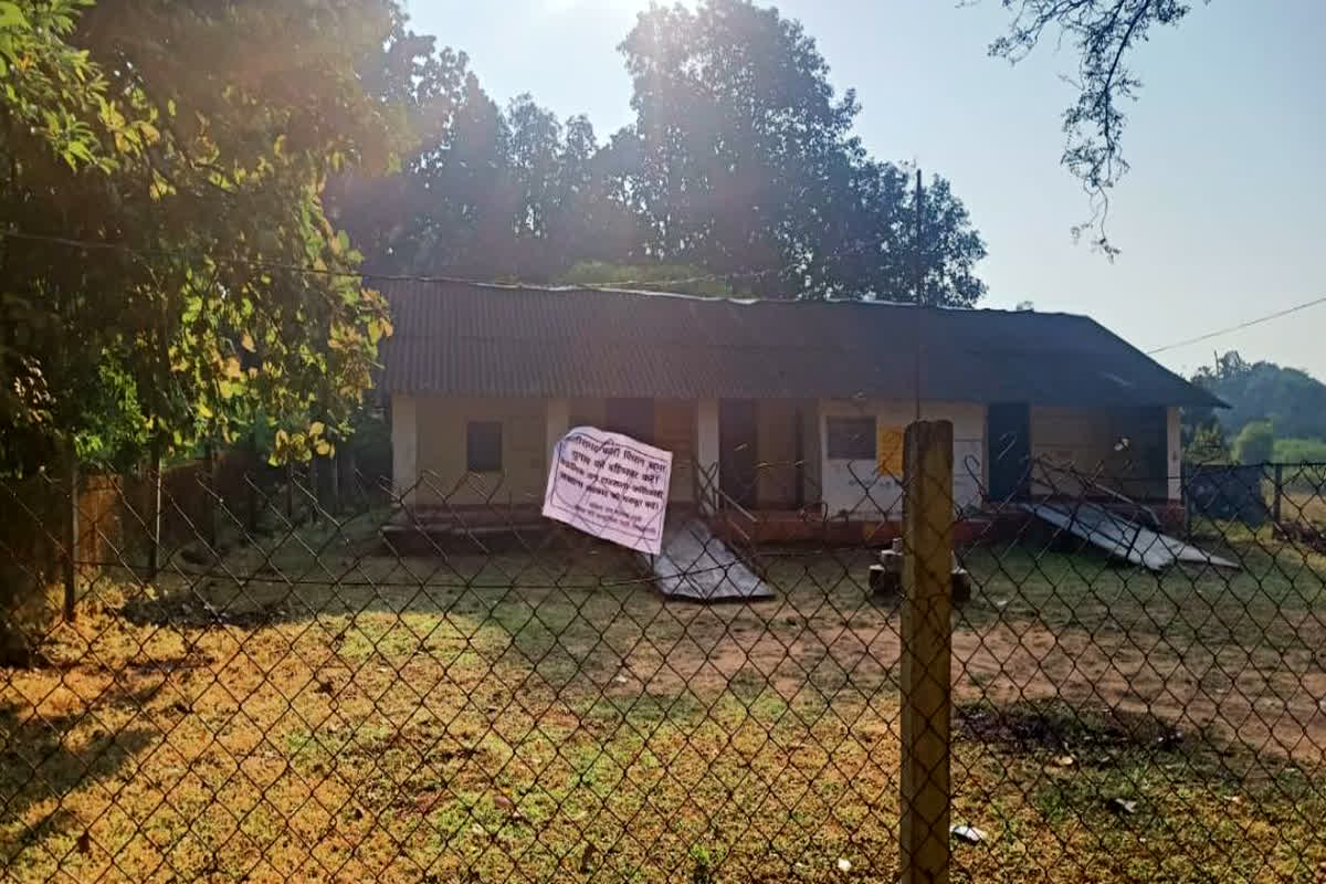 Naxalites in Sukma: विधानसभा चुनाव के बीच एक बार फिर नक्सलियों ने फैलाई दहशत, पोलिंग बूथ के सामने पोस्टर लगाकर दी चेतावनी