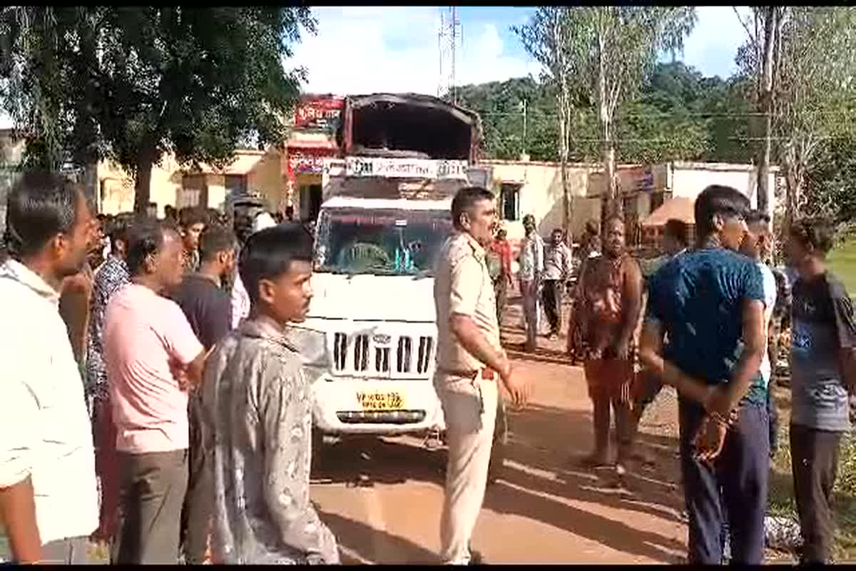 Chhatarpur News: मजदूरों से भरी पिकअप वाहन पलटी, हादसे में दो लोगों की मौत, कई लोग गंभीर रूप से घायल