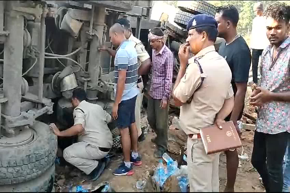 Pendra News: ढाबे में जा घुसा कोयले से भरी अनियंत्रित ट्रेलर, हादसे में ट्रेलर के नीचे दबे तीन लोग