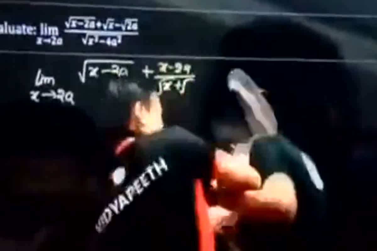 Physics Wallah Teacher Slapped Video: ठनका स्टूडेंट का माथा, तो लाइव क्लास के दौरान ही टीचर को चप्पल से पीटा