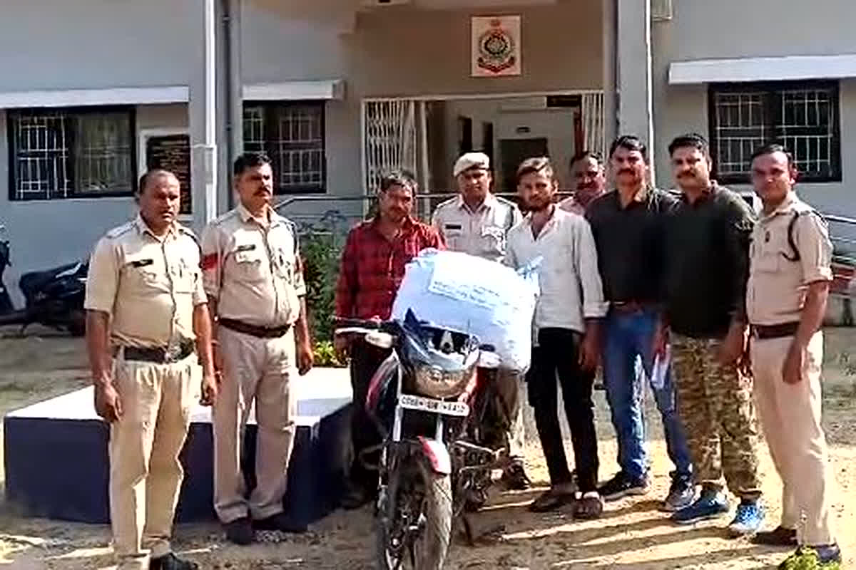 Rajim News: विधानसभा चुनाव के मद्देनजर पुलिस की बड़ी कार्रवाई, 20 किलो गांजे के साथ दो अंतर्राज्यीय गांजा तस्कर को किया गिरफ्तार