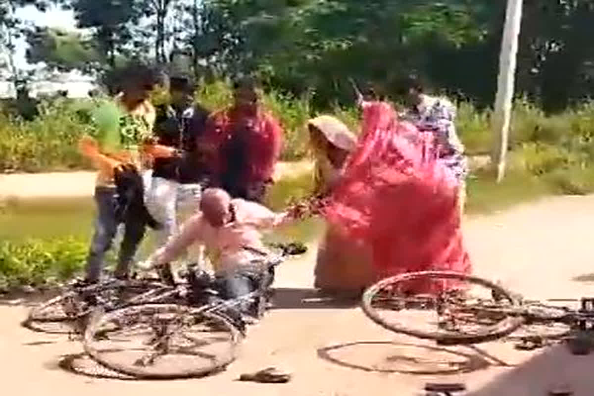 Rewa News: मास्टर ने फाड़ दी दिव्यांग छात्र की मां की साड़ी, जानिए शिक्षा देने वाले ने क्यों किया चीरहरण!