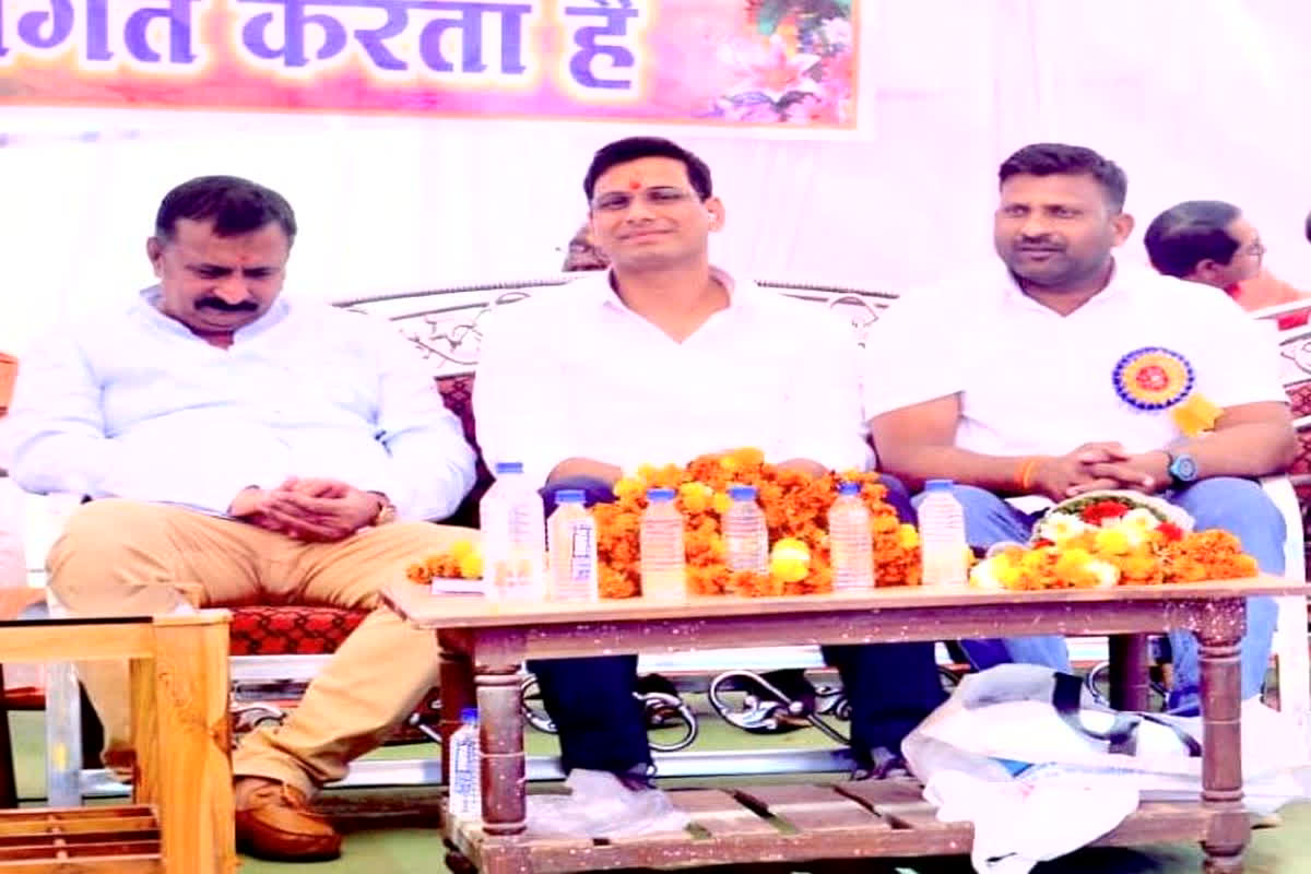 Rajesh Chaudhary resigned Congress: चुनाव के कुछ दिन पहले ही कांग्रेस को बड़ा झटक, दिग्गज नेता ने पार्टी से दिया इस्तीफा