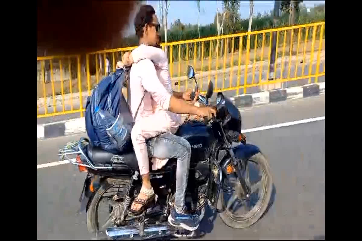 Romance on Bike: नेशनल हाइवे पर बाइक पर रोमांस करते नजर आए युवक-युवती, सोशल मीडिया पर वायरल हुआ वीडियो