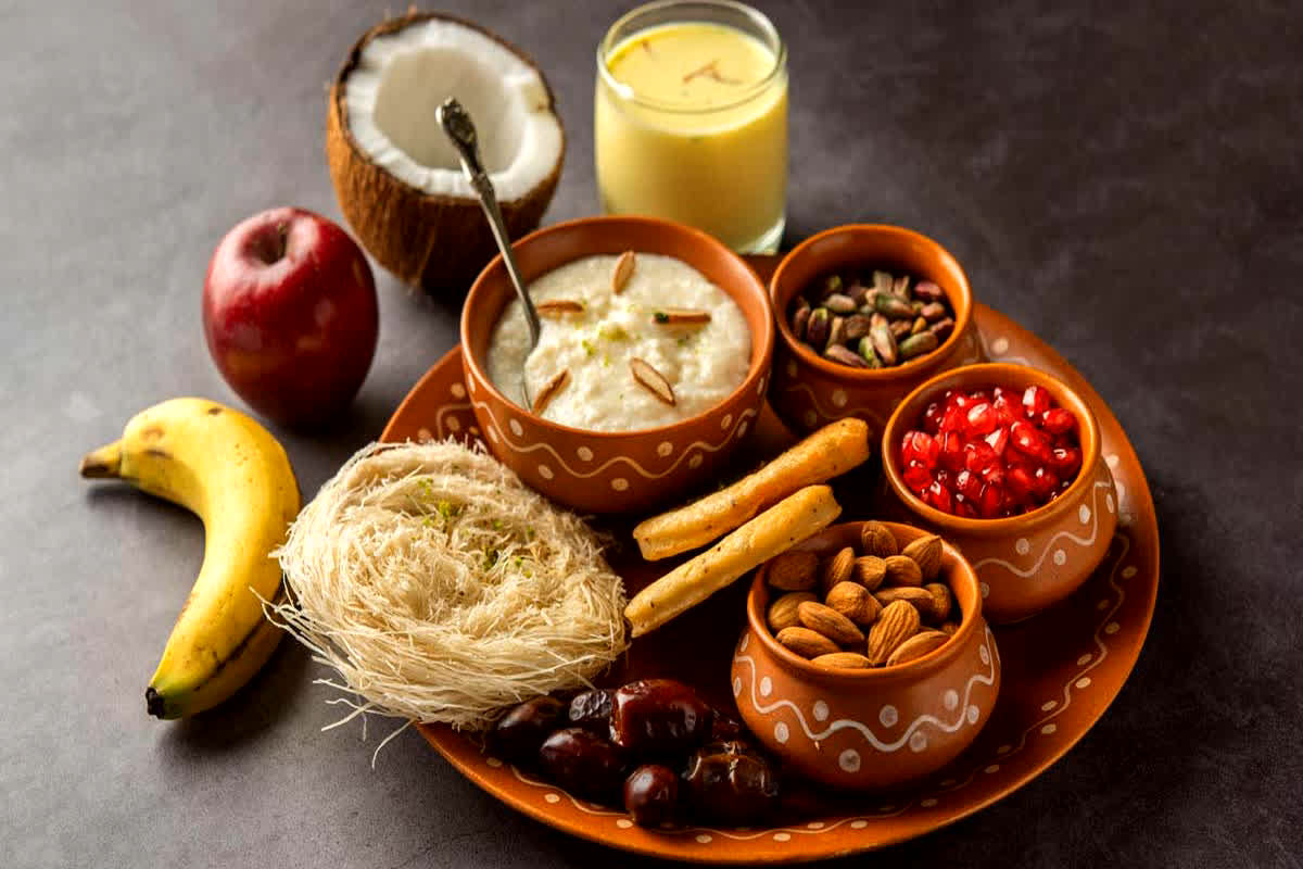 Karwa Chauth Sargi 2023: आप भी रखने वाली हैं करवा चौथ का व्रत, सरगी में शामिल करना न भूलें ये चीजें, वरना..