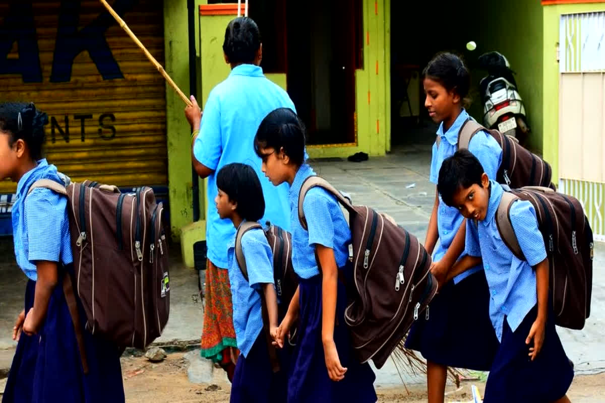 CG School holiday: प्रदेश के सभी स्कूलों में 64 दिनों की ​छुट्टी, स्कूल शिक्षा विभाग ने जारी किया आदेश