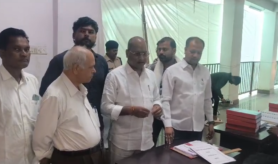 टिकट मिलने से पहले ही कांग्रेस नेता ने खरीदा नामांकन, जगदलपुर-चित्रकोट विधानसभा से 3-3 उम्मीदवारों ने लिया फॉर्म