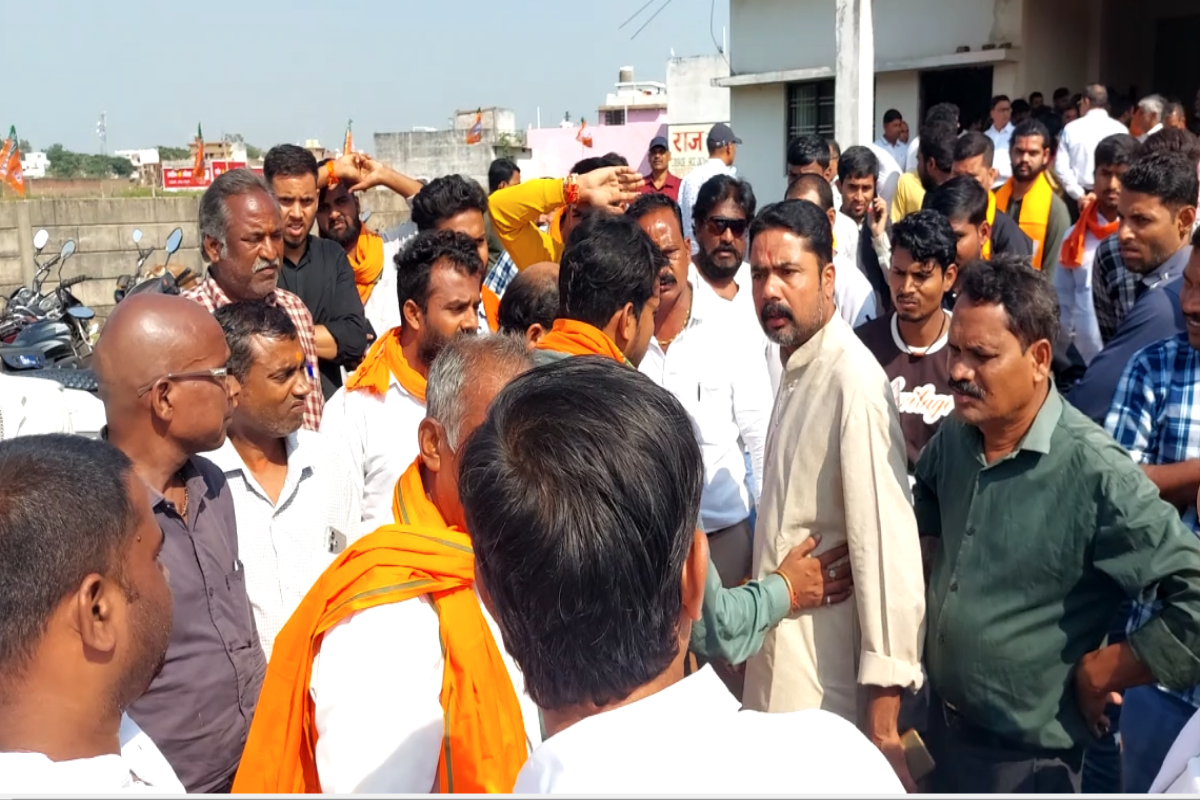 रविशंकर प्रसाद के सामने भिड़े भाजपा कार्यकर्ता, बीजेपी प्रत्याशी के विरोध पर डैमेज कंट्रोल करने पहुंचे थे पूर्व केंद्रीय मंत्री !