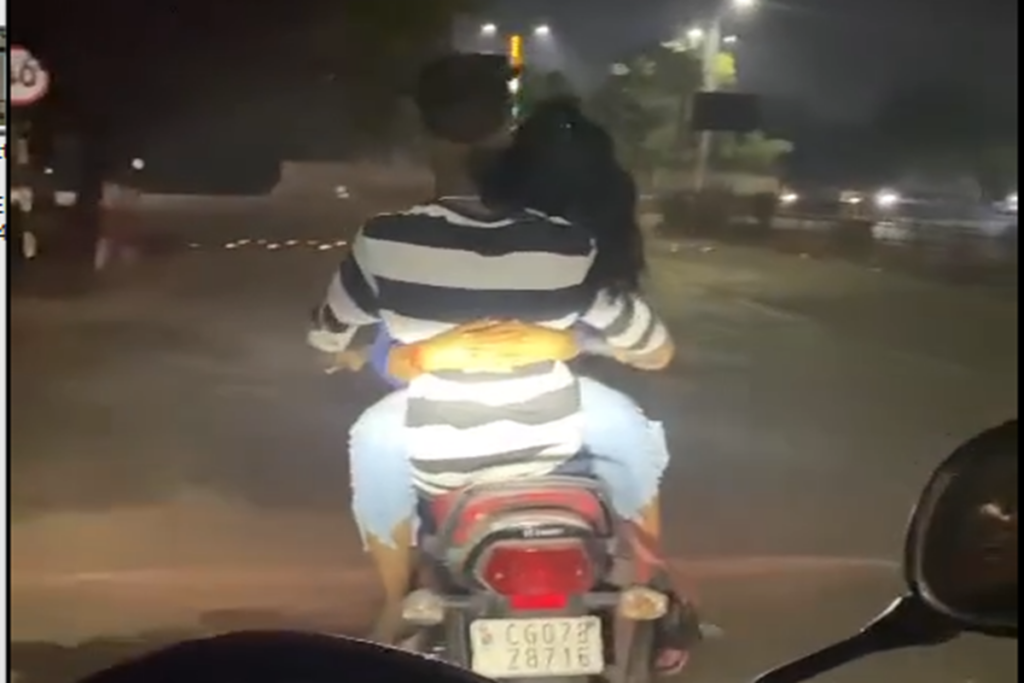Couple romance in bike viral