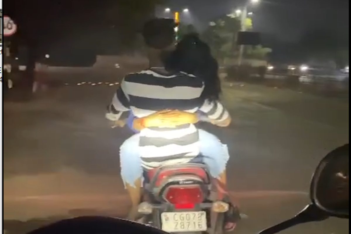 Couple Romance in Bike Video: बाइक की टंकी पर उल्टे बैठकर रोमांस कर रहा था कपल, वीडियो वायरल होने के बार पुलिस ने लिया एक्शन