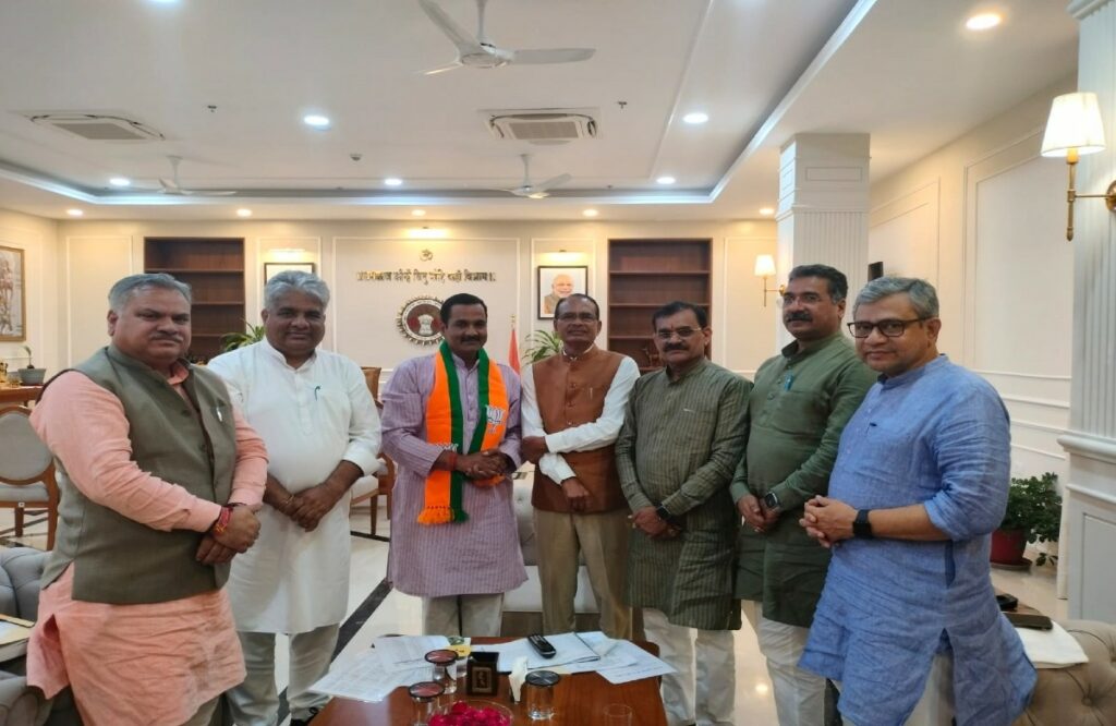 Senior leader of Damoh Raghavendra Singh joins Lodhi's BJP