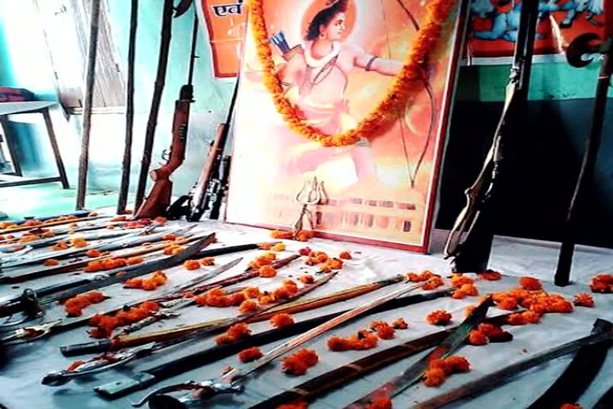 Shastra Puja: विजयदशमी आज, हिंदूवादी संगठन और पुलिस अधिकारियों द्वारा की जाएगी विशेष शस्त्र पूजा