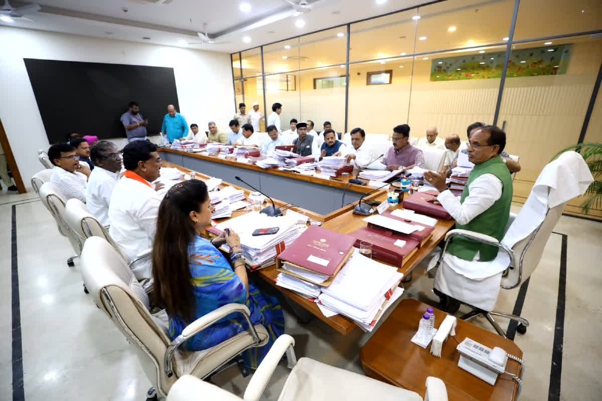 Shivraj Cabinet Faisle: जनजाति समुदाय के लोक कलाकारों को अब प्रतिमाह मिलेंगे 1500 रुपए, शिवराज कैबिनेट की बैठक में कई प्रस्तावों पर लगी मुहर…