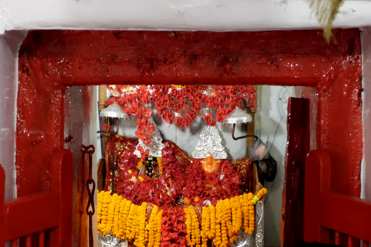 Ambikapur News: नवरात्री पर सजा मां महामाया का दरबार, विदेशों से ज्योति कलश जलाने पहुंचे श्रध्दालु