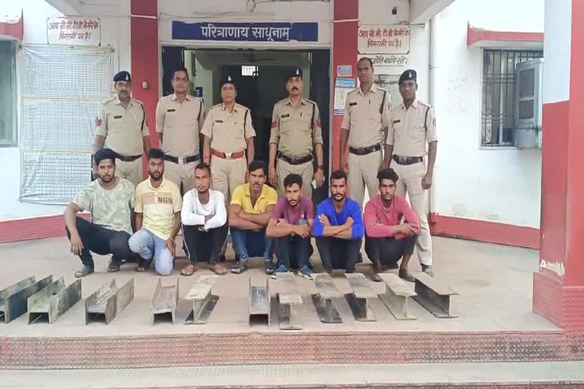 Janjgir News: बिजली खंभे की चोरी करने वाले आरोपी चढ़े पुलिस के हत्थे, 1 नाबालिग सहित 2 खरीदार गिरफ्तार