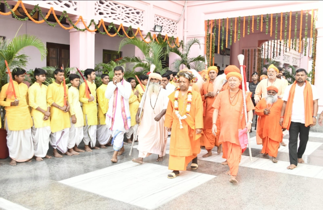 Vijayadashami Festival with CM Yogi : अनूठी परंपरा..! आज CM योगी संतों की अदालत में बनेंगे दंडाधिकारी, साधु-संतों को मिलेगा न्याय..