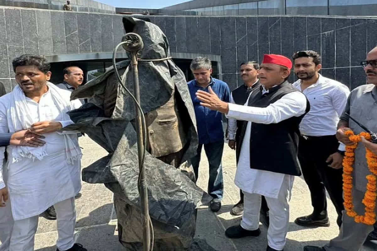 Jaiprakash Narayan Statue: अखिलेश यादव को नहीं मिली JPNIC में Entry, तो दीवार कूदकर किया ये काम…