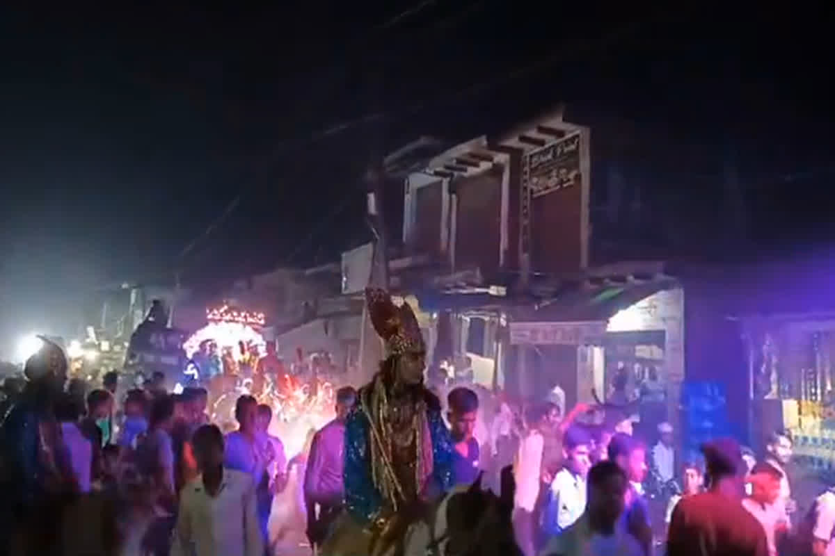 Aligarh Video Viral: श्रीराम बारात शोभायात्रा के दौरान बवाल, दो समुदायों में जमकर चले सरिया और तलवार, 2 लोग गंभीर रूप से घायल