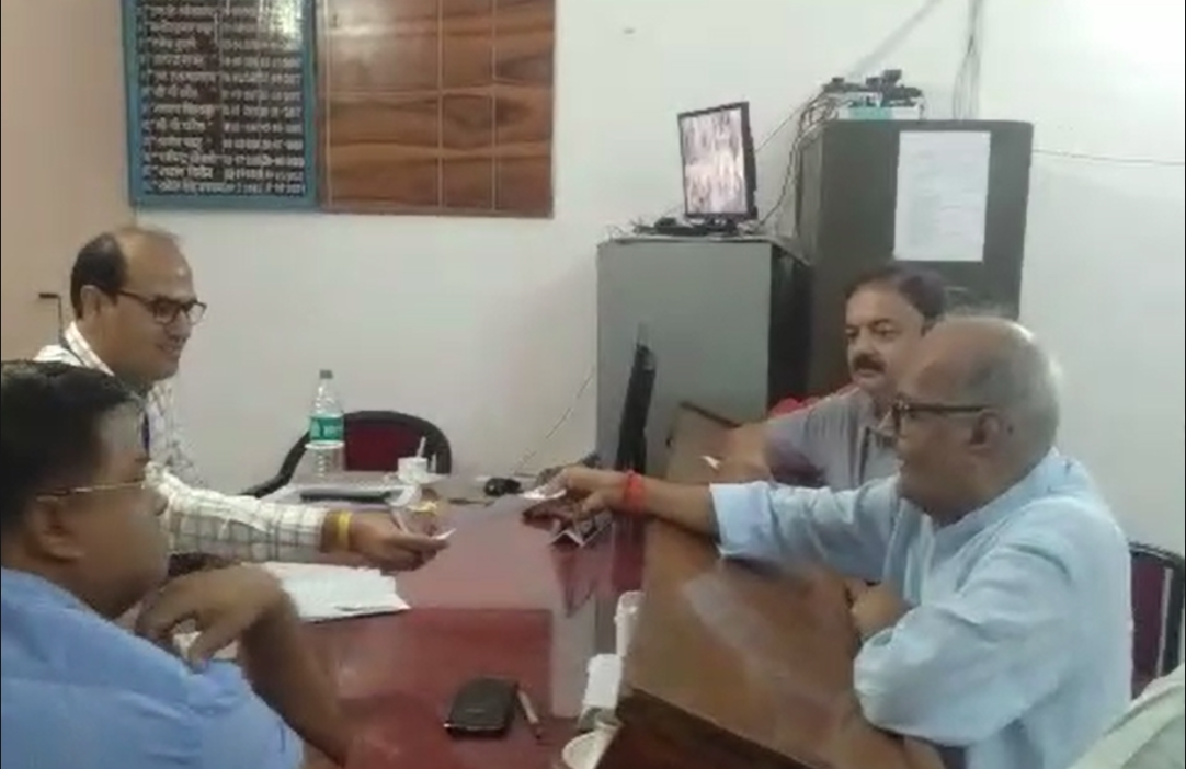 Damoh Assembly Election 2023 : समर्थकों के साथ पूर्व मंत्री जयंत मलैया ने जमा किया नामांकन पत्र, चुनाव में कांग्रेस प्रत्याशी अजय टंडन को देंगे चुनौती