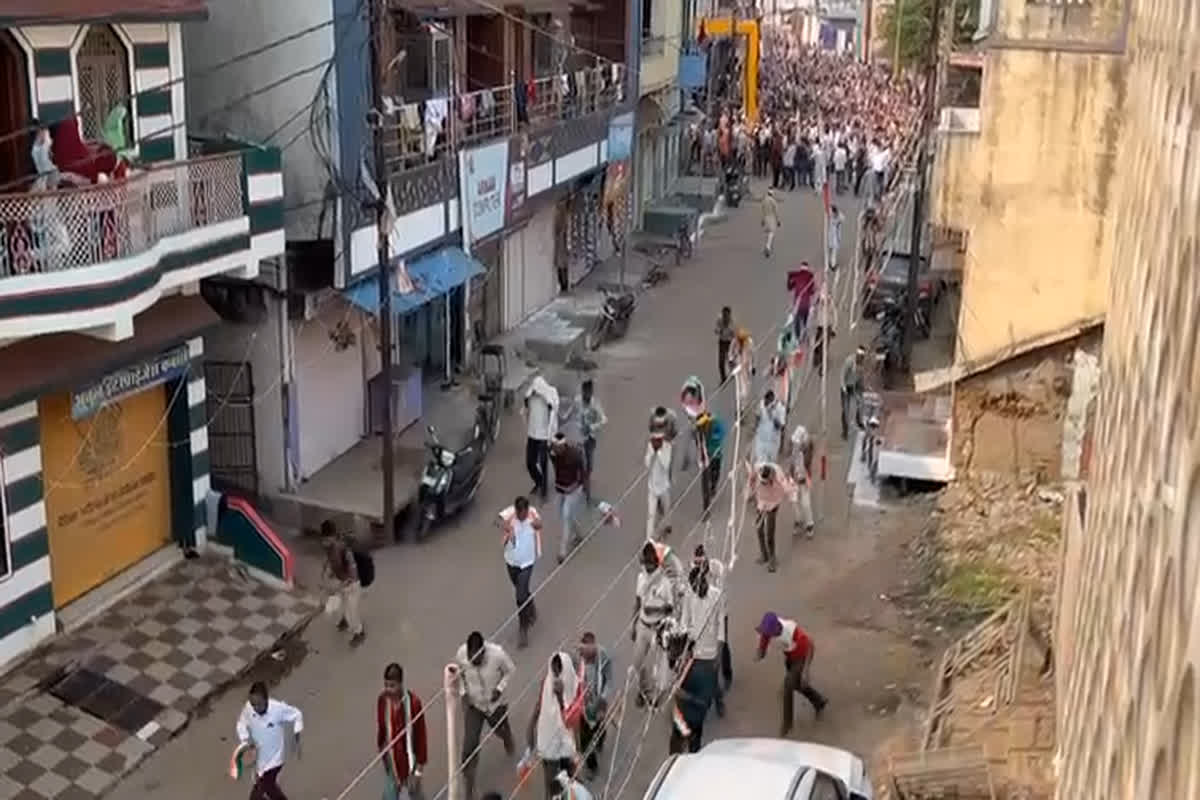 Bees attack on election rally: मधुमक्खियों को भी न भाया मंत्रीजी का भाषण? किया हमला तो भागे उल्टे पांव, देखें वीडियो…