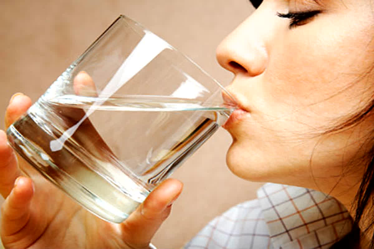 Water Drinking Mistake: पानी पीते समय भूलकर भी न करें ये गलतियां, वरना… हो सकती है ये गंभीर बीमारियां