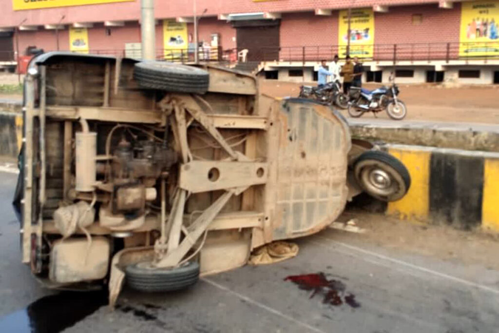 Dongargarh Devotee's vehicle overturned while going to Bamleshwari Devi darshan, one dead