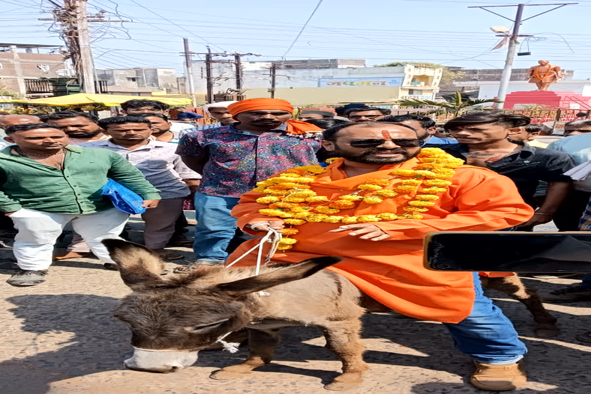 Vidhasabha Chunav 2023: गधे पर सवार होकर नामांकन भरने पहुंचा ये प्रत्याशी, सोशल मीडिया पर वायरल हुई तस्वीर