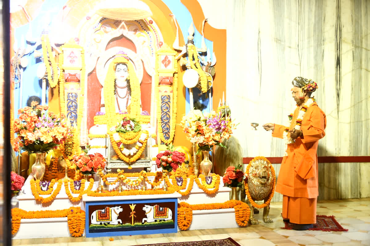 Dussehra 2023: दशहरे पर पूजा अर्चना करने गोरखनाथ मंदिर पहुंचे सीएम योगी, उनका ये खास अंदाज ने खींचा लोगों का ध्यान