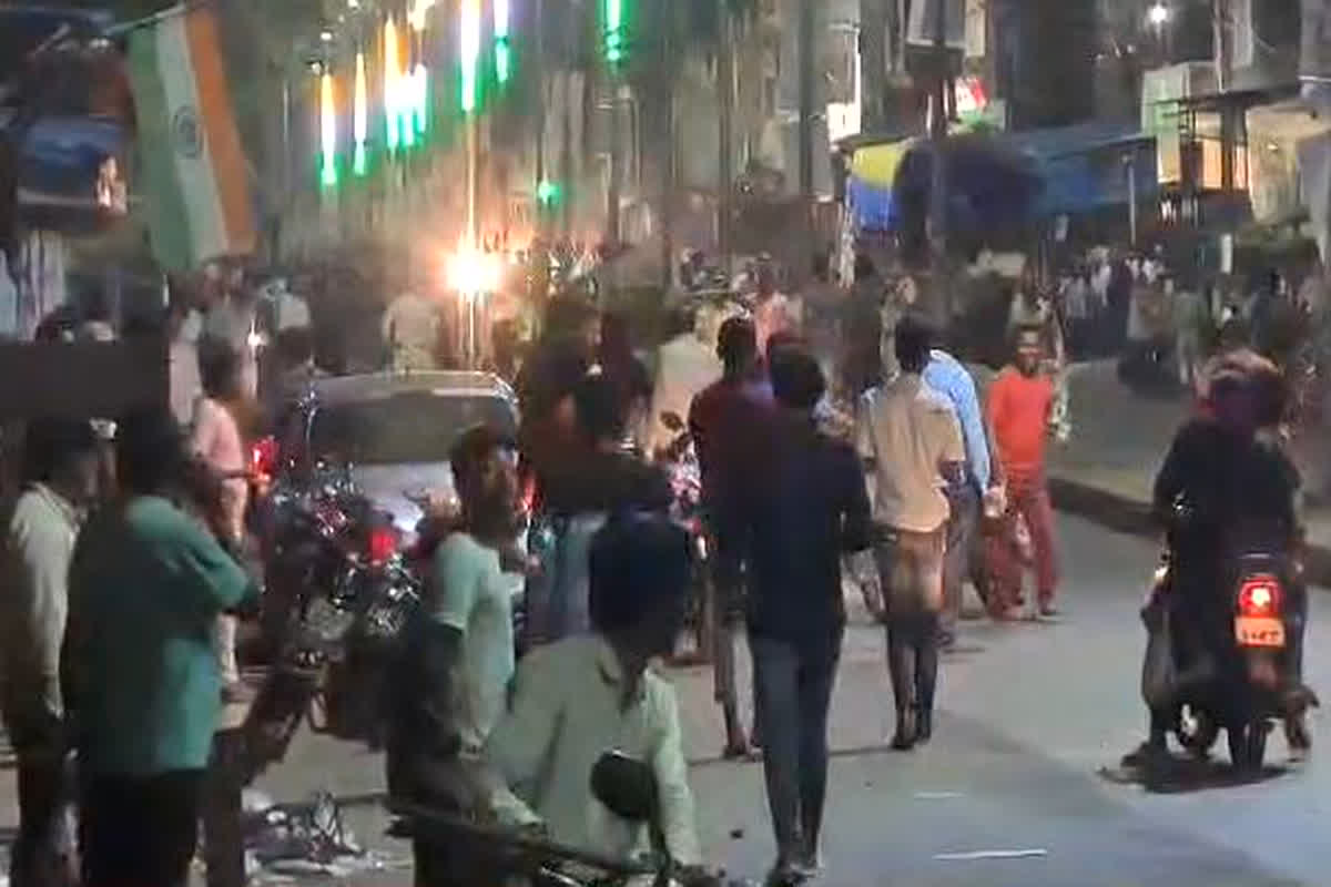 Jabalpur News: इलाज के दौरान हुई महिला की मौत, आक्रोशित परिजनों ने इस चीज की मांग करते हुए किया प्रदर्शन, डॉक्टर पर लगाए ये आरोप