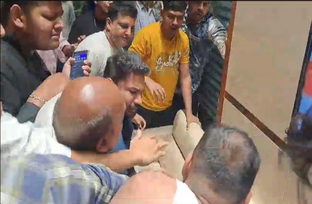 MP Assembly Elections 2023 : बीजेपी प्रत्याशियों का विरोध जारी..! वीडी शर्मा के खिलाफ कार्यकर्ताओं ने लगाए नारे, मंत्री के सामने ही होने लगी मारपीट, देखें वीडियो..