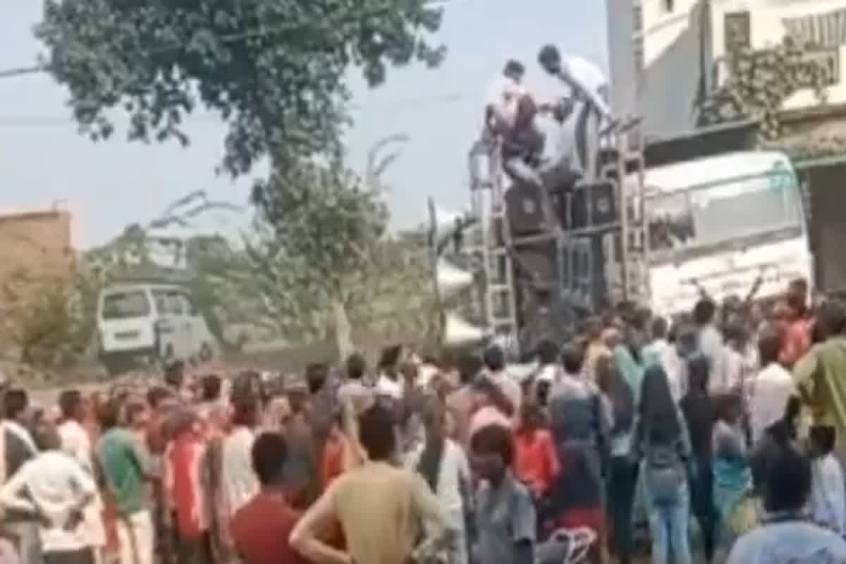 Jhansi accident: बड़ा हादसा! देवी मां की मूर्ति विसर्जन के लिए जा रहे श्रद्धालुओं पर चढ़ा DJ गाड़ी, देखें LIVE वीडियो…