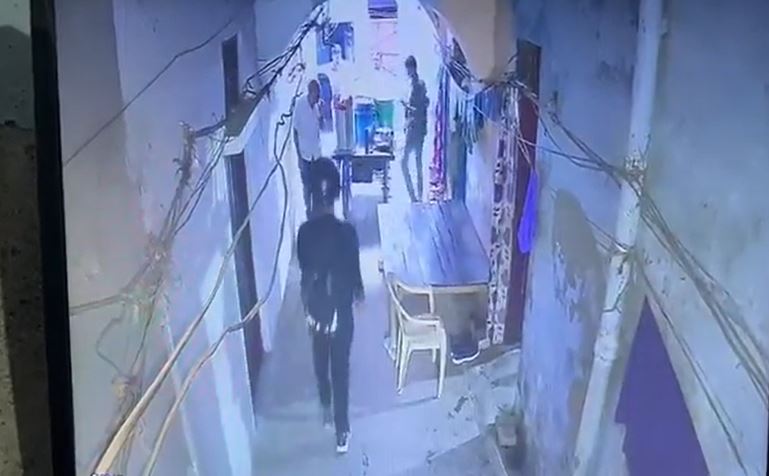 Kanpur Murder Case: कानपुर में हुई कारोबारी के बेटी की हत्या का वीडियो आया सामने, आरोपी छात्र के साथ कर रहा ऐसा काम